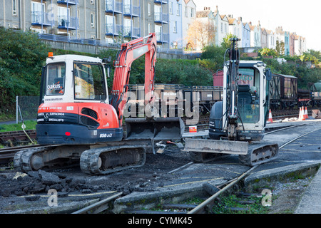 Zwei kleine Traktor Bagger abgestellt in kleinem Maßstab Spur Reparaturen in Bristol alte Stadt Zentrum Docklands verwendet. Stockfoto