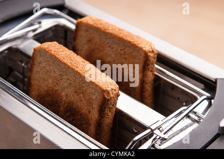 zwei heiße Brot Toast in Metall toaster Stockfoto