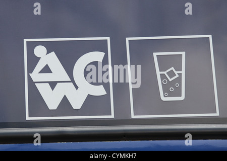 WC und Getränke-Schild am Heck des Fahrzeugs Stockfoto