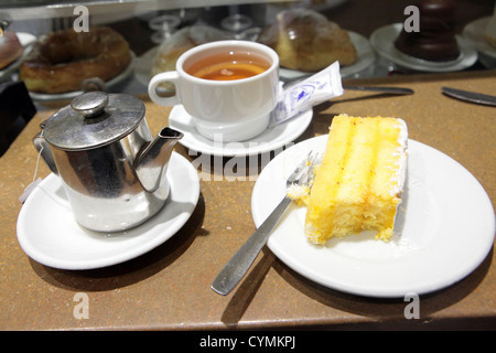 Tee und süßen Kokos Biskuit Frühstück im traditionellen Pasteleria, Madrid, Spanien Stockfoto