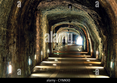 Spanien, Kantabrien: Menschen, die zu Fuß in den Tunnel von Atalaya in Laredo Stockfoto