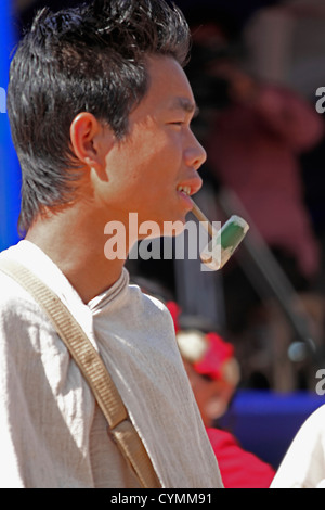 Nishi-Stämme, Mann mit Pfeife am Namdapha Öko-Kultur-Festival, Miao, Arunachal Pradesh, Indien Stockfoto