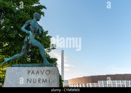 Paavo Nurmi-Denkmal vor dem Olympiastadion Helsinki in Töölö, Helsinki, Finnland Stockfoto