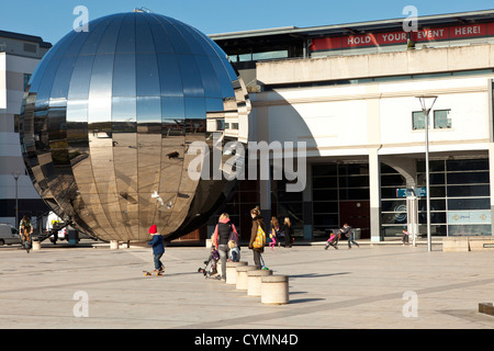 Moderne trendige funky Edelstahl öffentlichen Raum Kunst, Skulpturen & Wasser Funktionen im Millennium Square Bristol England UK. Stockfoto