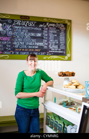 Ein Porträt einer Frau Hinweistafel ein Frühstück in einem Café. Stockfoto