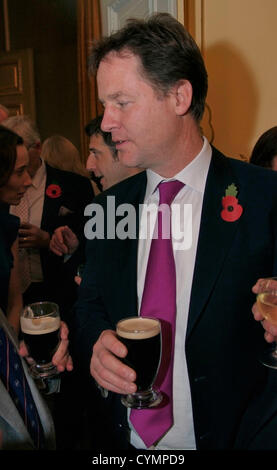 London, UK. 7. November 2012. Großbritanniens stellvertretender Ministerpräsident, liberaler Demokrat MP Nick Clegg bei einem Empfang in der irischen Botschaft in London zugunsten der Journalist Charity 07 Nov.  Herr Clegg zuvor private Gespräche mit dem Botschafter, Bobby McDonagh, anlässlich der Veranstaltung und genießen Sie ein Glas Guinness.  Er fliegt nach Dublin am Freitag zu Gesprächen mit der irischen Regierung. Stockfoto