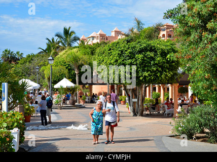 Die Promenade am Bahia Del Duque an der Costa Adeje auf Teneriffa, Kanarische Inseln Stockfoto