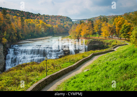 Herbstfarben am nahen Wasserfall des Genesee River im Letchworth State Park in New York State Stockfoto