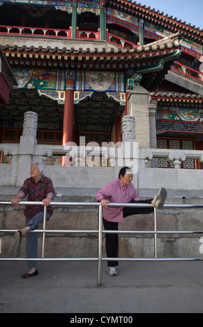 Frauen, die Teilnahme an Morgengymnastik im Beihai-Park, Peking, China Stockfoto