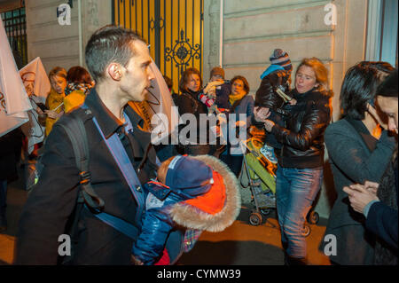 Paris, Frankreich, Gruppe, Gay Dad und französischen LGBT-Aktivisten, "L ' Inter LGBT" und SOS Homophobie, protestieren gegen Homo-Ehe außerhalb Nat ional Assembly, Stockfoto