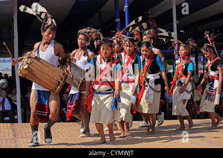 Tutsa Sub Stamm der Tangsa Stamm darstellende traditioneller Tanz am Namdapha Öko-Kultur-Festival, Miao, Arunachal Pradesh, Indien Stockfoto