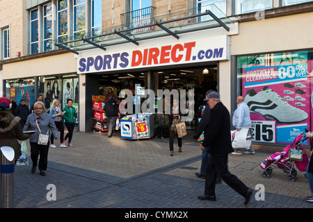 Shop Ladengeschäft SportsDirect.com großen Einzelhandel von Sportkleidung in Großbritannien, Bristol City Center Filiale. Stockfoto