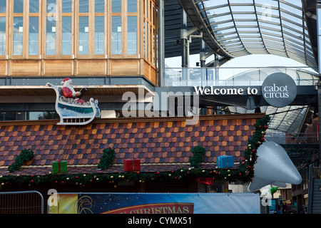 Cabots Zirkus-Einkaufszentrum im Stadtzentrum von Bristol, UK. Weihnachtsschmuck, bereit für das Weihnachtsgeschäft gerade hinauf. Stockfoto