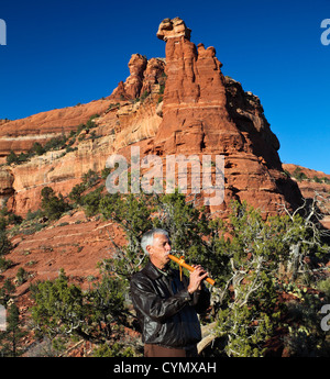 Arizona ansässige spielt Indianerflöte von Kachina Frau Bildung in Sedona Stockfoto