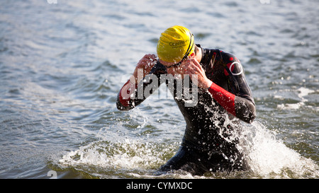 Verlassen des Wassers - Teilnahme in 2012 Whitlingham Triathlon - Norwich, Norfolk, Großbritannien Stockfoto