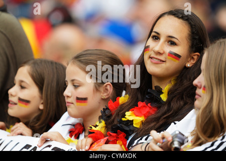 Young Germany-Fans freuen sich auf den Rängen bei den Frauen 2011 World Cup Gruppe A Match zwischen Deutschland und Nigeria. Stockfoto