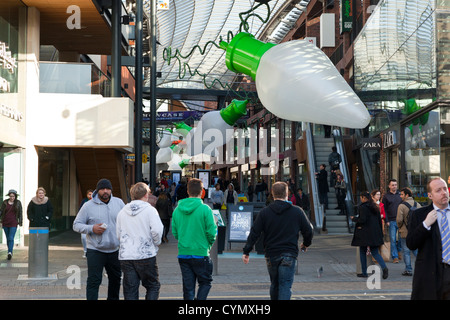 Cabots Zirkus-Einkaufszentrum im Stadtzentrum von Bristol, UK. Weihnachtsschmuck, bereit für das Weihnachtsgeschäft gerade hinauf. Stockfoto