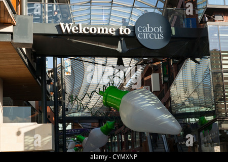 Cabots Zirkus-Einkaufszentrum im Stadtzentrum von Bristol, UK. Weihnachtsschmuck, bereit für das Weihnachtsgeschäft gerade hinauf. Stockfoto