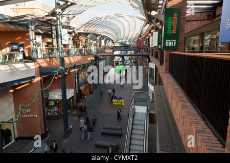 Cabots Zirkus-Einkaufszentrum im Stadtzentrum von Bristol, UK. Weihnachtsschmuck, bereit für das Weihnachtsgeschäft gerade hinauf. Stockfoto