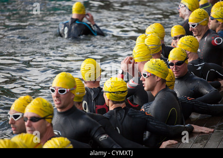 Bereit für den Start - Teilnahme 2012 Whitlingham Triathlon - Norwich, Norfolk, Großbritannien Stockfoto