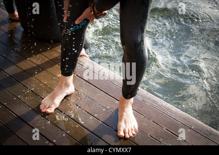 Auswringen der Wasser - Teilnahme 2012 Whitlingham Triathlon - Norwich, Norfolk, Großbritannien Stockfoto