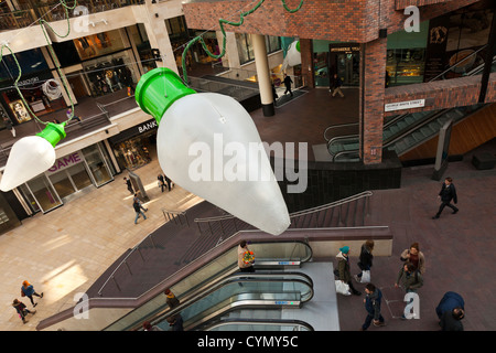 Cabots Zirkus-Einkaufszentrum im Stadtzentrum von Bristol, UK. Weihnachtsschmuck, bereit für das Weihnachtsgeschäft gerade hinauf. Stockfoto