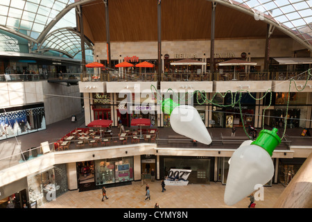 Cabots Zirkus-Einkaufszentrum im Stadtzentrum von Bristol, UK. Weihnachtsschmuck, bereit für das Weihnachtsgeschäft gerade hinauf. Stockfoto