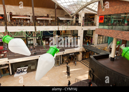 Cabots Zirkus-Einkaufszentrum im Stadtzentrum von Bristol, UK. Weihnachtsschmuck, bereit für das Weihnachtsgeschäft gerade hinauf. Stockfoto