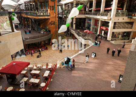 Cabots Zirkus-Einkaufszentrum im Stadtzentrum von Bristol, UK. Weihnachtsschmuck, bereit für das Weihnachtsgeschäft gerade hinauf. Stockfoto