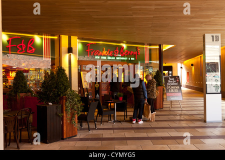 Cabots Zirkus-Einkaufszentrum im Stadtzentrum von Bristol, UK. Weihnachtsschmuck, bereit für das Weihnachtsgeschäft gerade hinauf. Stockfoto