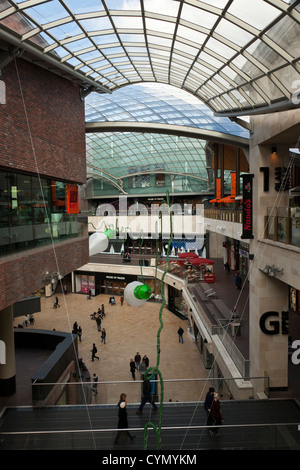 Cabots Zirkus-Einkaufszentrum im Stadtzentrum von Bristol, UK. Weihnachtsschmuck, bereit für das Weihnachtsgeschäft gerade hinauf. Stockfoto