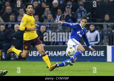 06.11.2012. Gelsenkirchen, Deutschland.  UEFA Champions League Männer Saison 2012-2013-4 Spieltag Gruppe B Veltins Arena Gelsenkirchen FC Schalke gegen Arsenal 2-2 Ibrahim Afellay S04-Shootings von Mikael Arteta Arsenal beobachtet Stockfoto