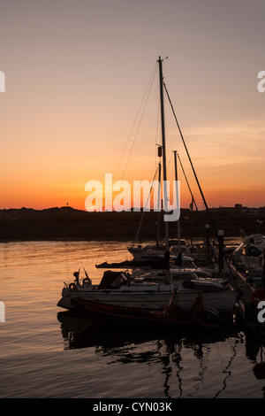 Boote bei Sonnenuntergang, Burry Port Hafen West wacht Stockfoto