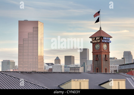 Union Station mit Portland Oregon Skyline von Downtown Stockfoto