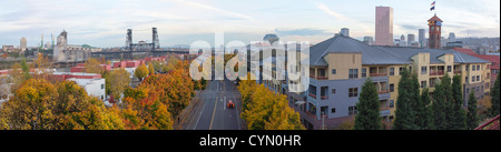 Portland Oregon Skyline und Stahlbrücke von Union Station im Herbst Panorama Stockfoto