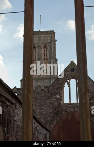 Kirche von 1390 bis 1460 mit schiefen Turm erbaut, bombardiert und zerstört im 2. Weltkrieg, Bristol, UK. Stockfoto