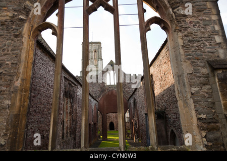 Kirche von 1390 bis 1460 mit schiefen Turm erbaut, bombardiert und zerstört im 2. Weltkrieg, Bristol, UK. Stockfoto