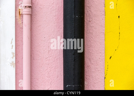 Abstrakten Detail einer Mauer in Burano, Venedig, mit Rohren, liefen in bunten Streifen lackiert Stockfoto