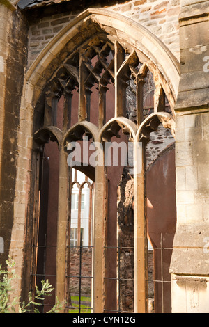 Kirche von 1390 bis 1460 mit schiefen Turm erbaut, bombardiert und zerstört im 2. Weltkrieg, Bristol, UK. Stockfoto