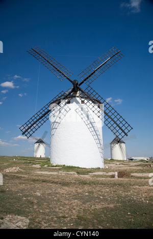 Gruppe von weißen Mühlen in La Mancha, Spanien Stockfoto