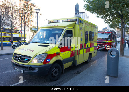 Dublin Feuerwehr Rettungswagen auf Abruf, mit Feuerwehrauto Oconnell street Dublin Irland Stockfoto