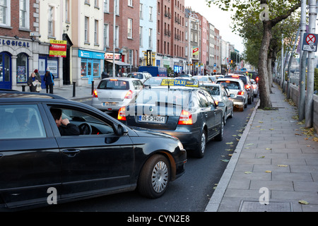 Warteschlange des geschäftigen Dublin Verkehr Junggesellen Spaziergang Stadt centre Dublin Irland Stockfoto