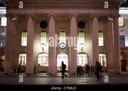 Vorderseite des Gruppenrichtlinienobjekts Hauptpostamt in der Nacht auf Oconnell street Dublin Irland Stockfoto