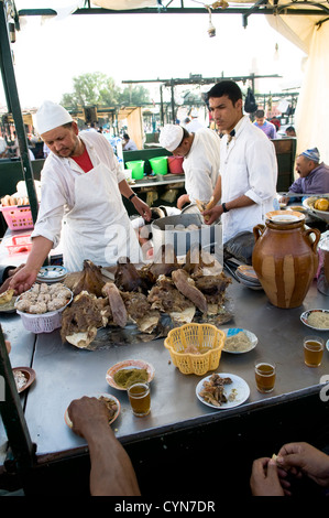 Schaf-Köpfe (in der Regel in einem speziellen Topf gedünstet) sind sehr beliebt Speiselokal in Marokko und den Maghreb-Staaten. Stockfoto