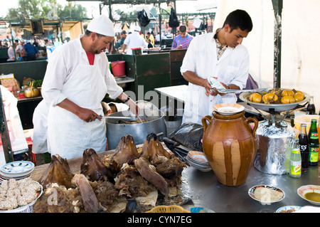 Schaf-Köpfe (in der Regel in einem speziellen Topf gedünstet) sind sehr beliebt Speiselokal in Marokko und den Maghreb-Staaten. Stockfoto