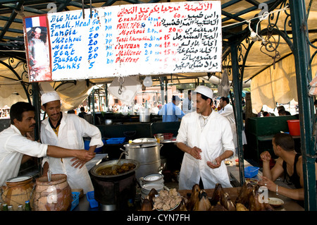 Schaf-Köpfe (in der Regel in einem speziellen Topf gedünstet) sind sehr beliebt Speiselokal in Marokko und den Maghreb-Staaten. Stockfoto