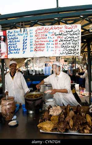 Schaf-Köpfe (in der Regel in einem speziellen Topf gedünstet) sind sehr beliebt Speiselokal in Marokko und den Maghreb-Staaten. Stockfoto