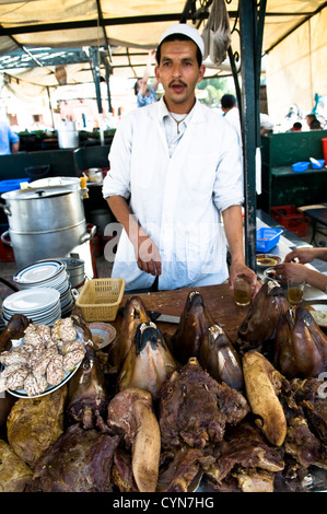 Schaf-Köpfe (in der Regel in einem speziellen Topf gedünstet) sind sehr beliebt Speiselokal in Marokko und den Maghreb-Staaten. Stockfoto