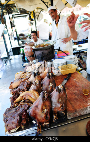 Schaf-Köpfe (in der Regel in einem speziellen Topf gedünstet) sind sehr beliebt Speiselokal in Marokko und den Maghreb-Staaten. Stockfoto