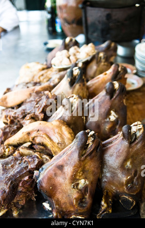 Schaf-Köpfe (in der Regel in einem speziellen Topf gedünstet) sind sehr beliebt Speiselokal in Marokko und den Maghreb-Staaten. Stockfoto